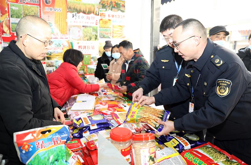 丹棱縣農(nóng)業(yè)執(zhí)法人員正在對(duì)農(nóng)資市場(chǎng)開展檢查。